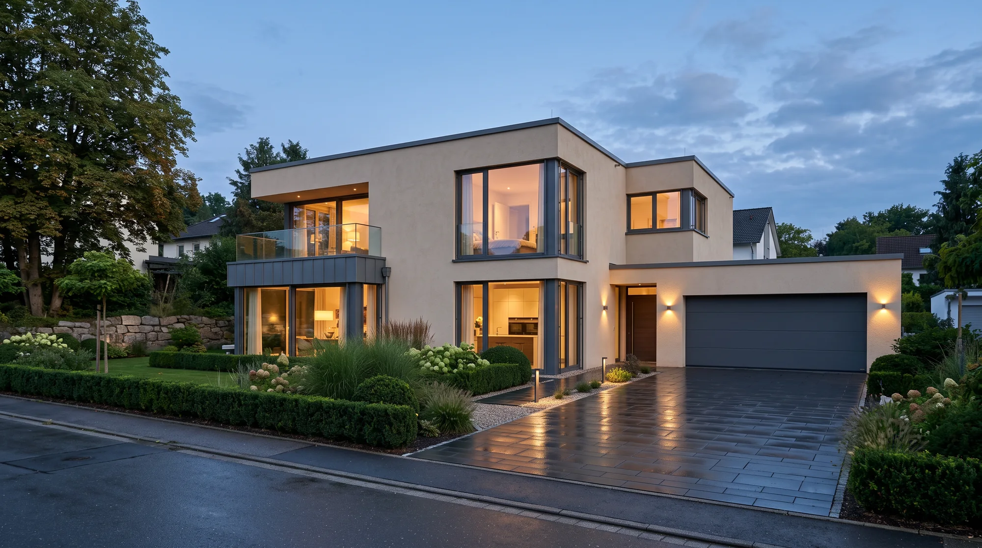Wohnhaus in der Dämmerung mit den Sicherheitsstufen des Schlüsseldienst Sonneberg