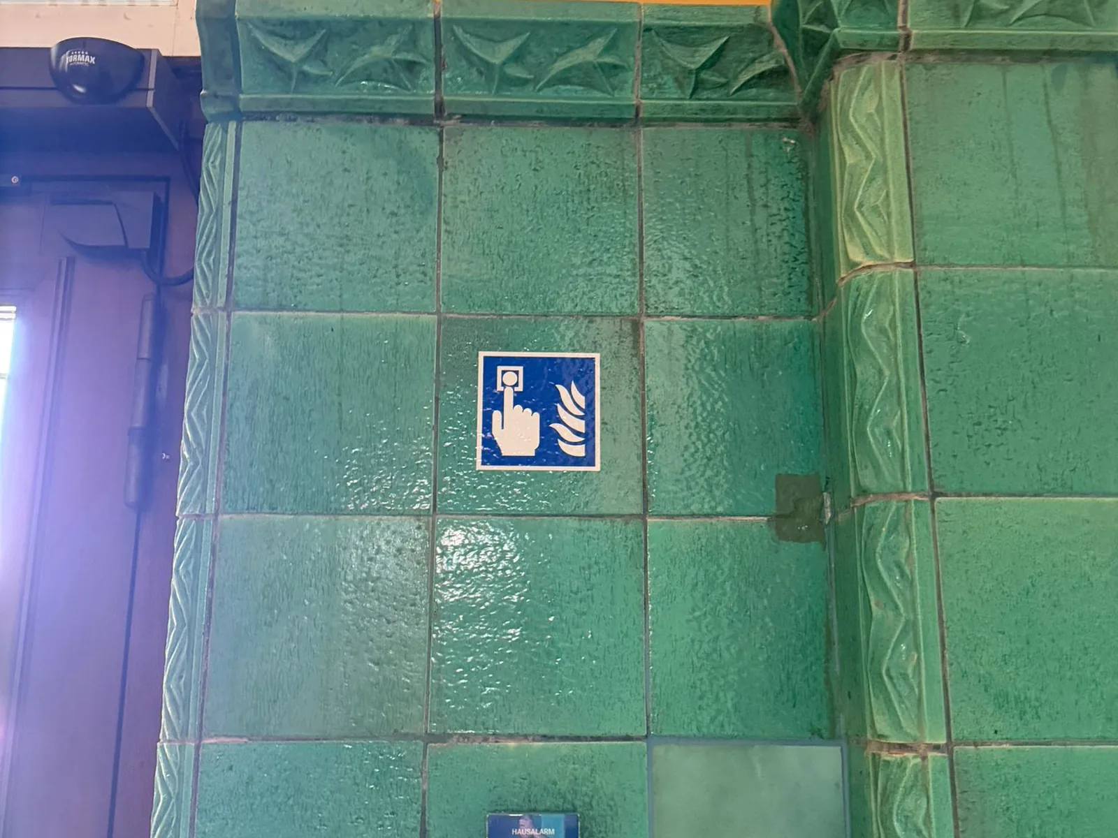 Handmelder und Beschilderung in einem Treppenhaus