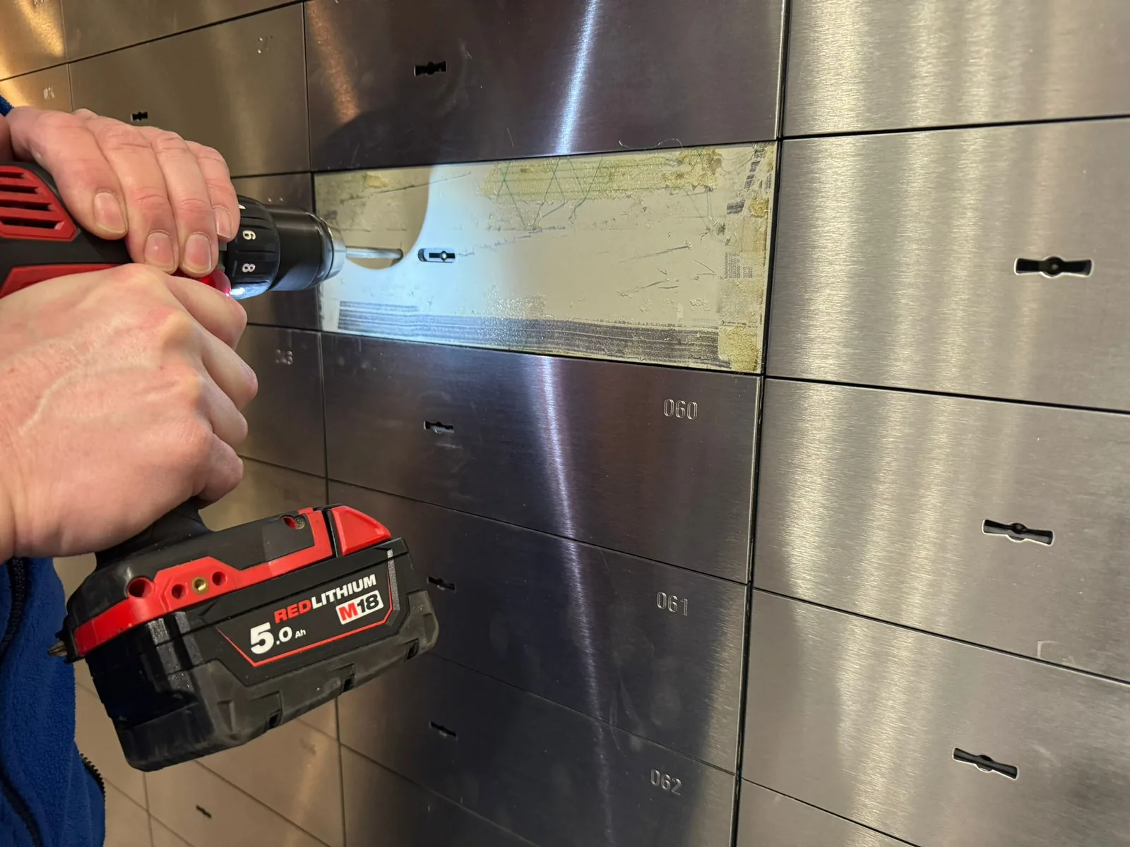 Öffnung eines Schließfachs in einer Bank mit Spezialwerkzeug