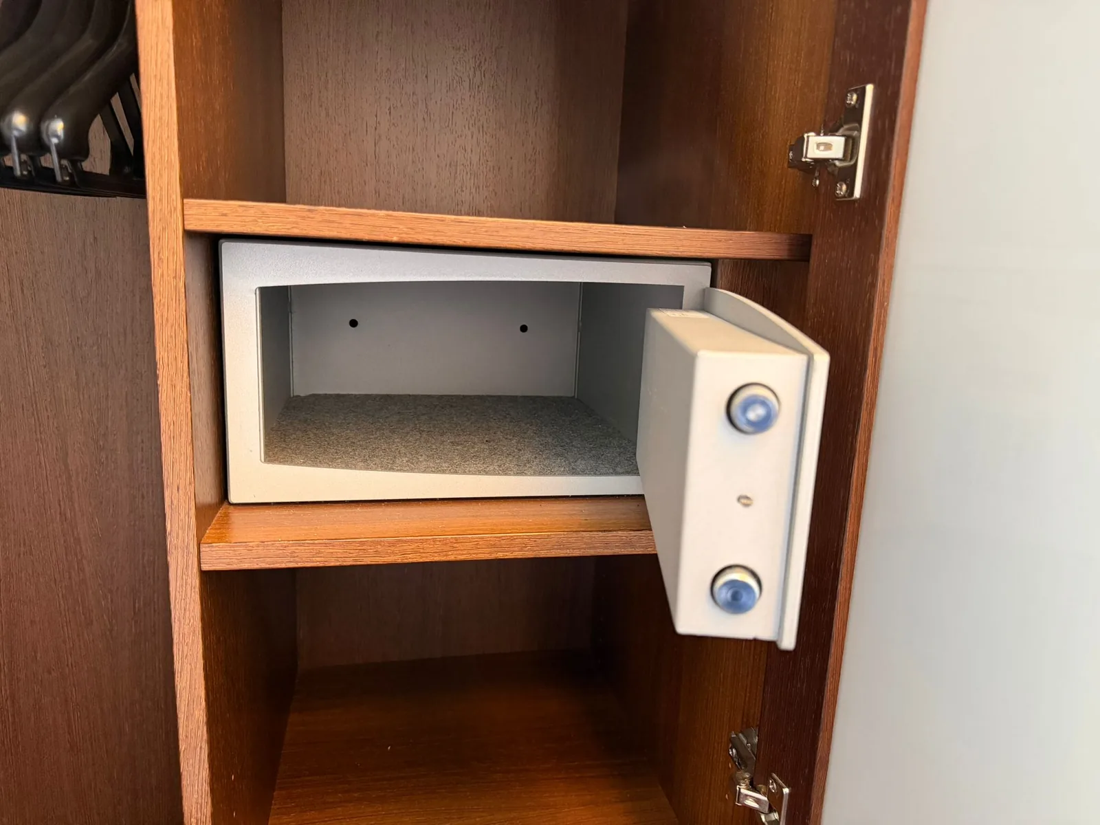Geöffneter Möbeltresor in einem Schrank