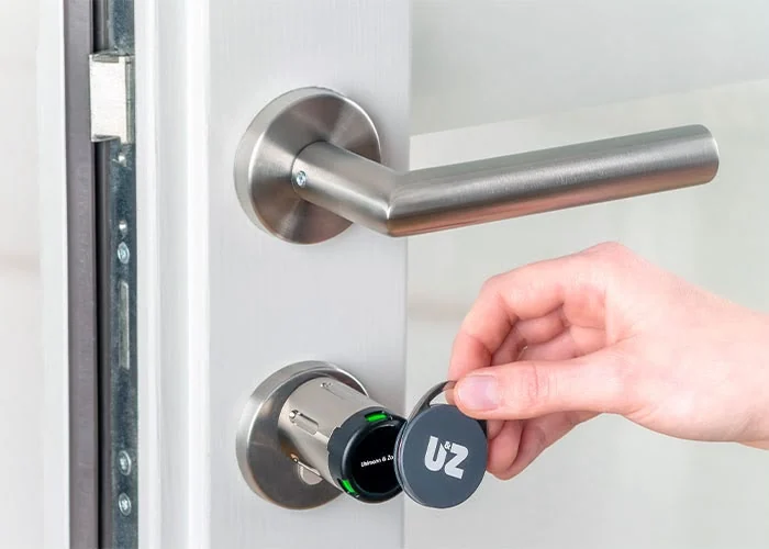 Elektronisches Türschloss mit Transponder an einer Wohnungstür